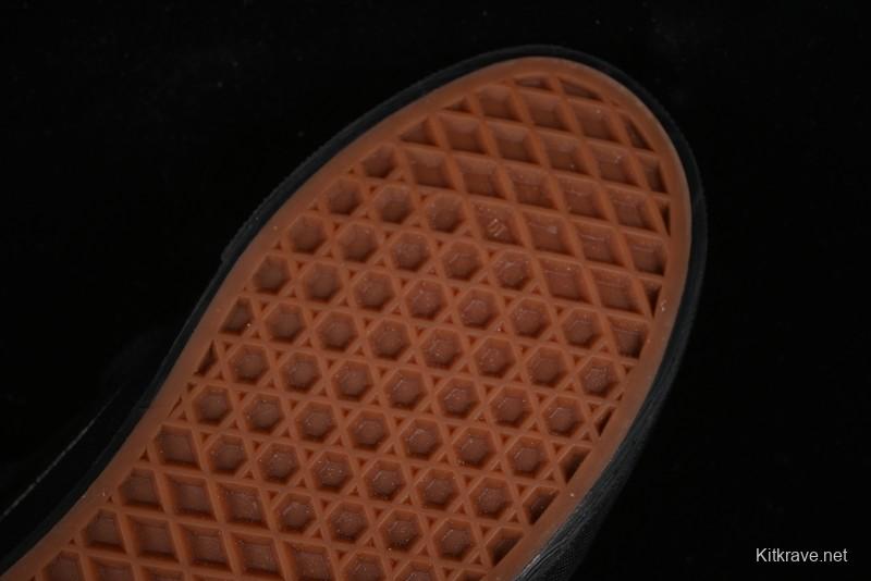 Vans Knu Skool Low Top Retro Casual Vulcanized Slip-On Shoes in Black - VN000CRPBMA