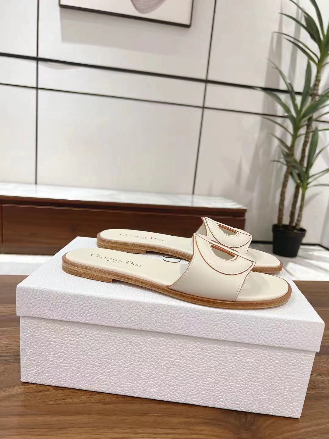 2025 Women Dior White Leather Slippers LY00260