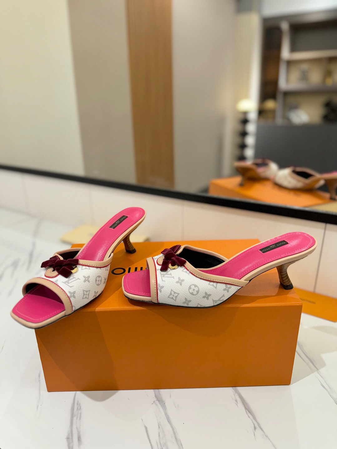 2025 Women Louis Vuitton White Pink Leather Canvas Sandals KFY00310