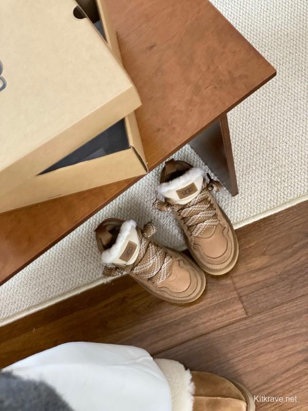 2024 Kids UGG Beige Suede Sheepskin Sneaker