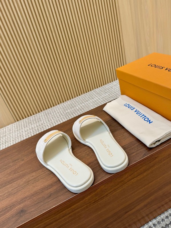 2025 Women Louis Vuitton White Leather Slippers LY00200