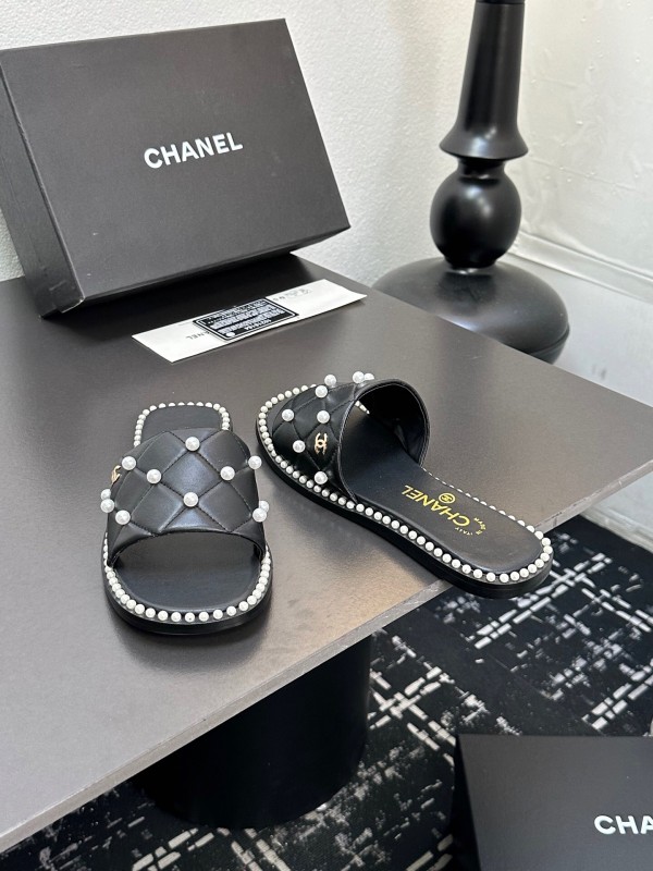2025 Slippers CHANEL Black Leather Pearl Decor